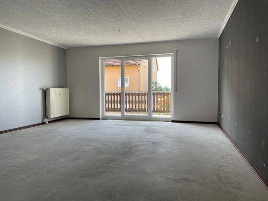 Wohnzimmer mit Zugang zum Südbalkon