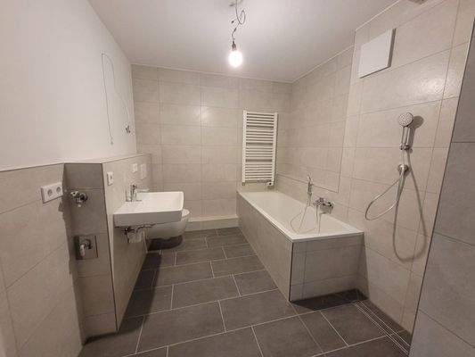 Bad mit Waschbecken, Handtuchheizkörper, WC, Wasch