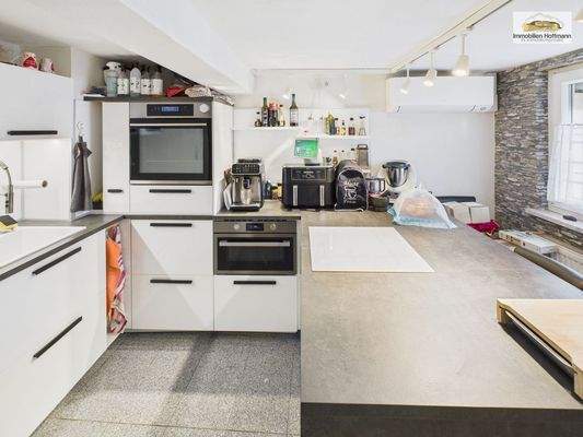 Moderne Küche mit großzügiger Arbeitsfläche_02