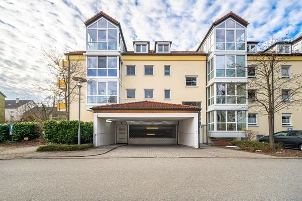 Hausfront mit zufahrt zur Tiefgarage
