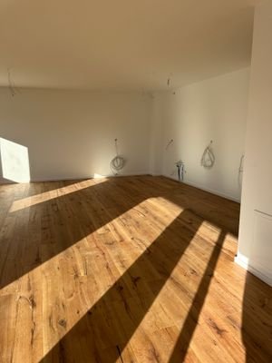 Blick in die Küche und Esszimmer