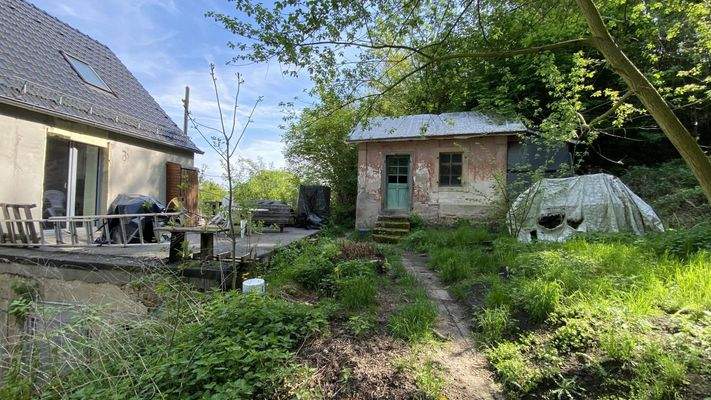 Zugang zu Terrasse und Gartenhaus