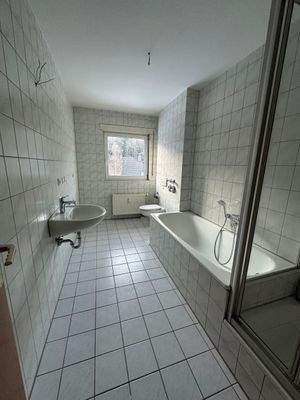 Helles Badezimmer mit Wanne