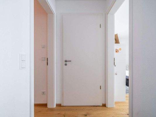 Diele für zwei Schlafzimmer und Badezimmer