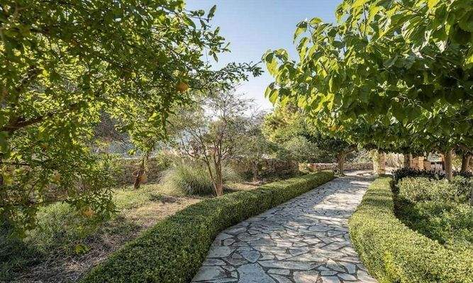 Kreta, Kournas: Luxuriöse Steinvilla mit Meer- und Bergblick