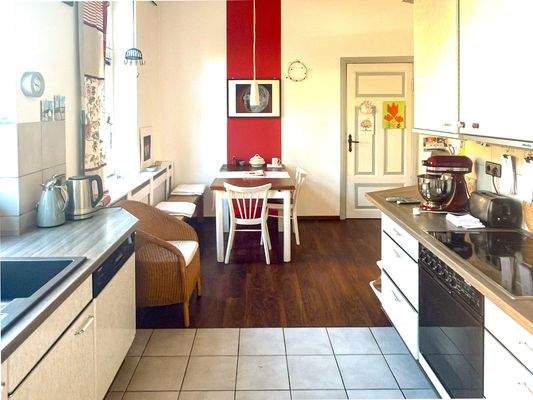 Küche und Zugang zum Teilkeller