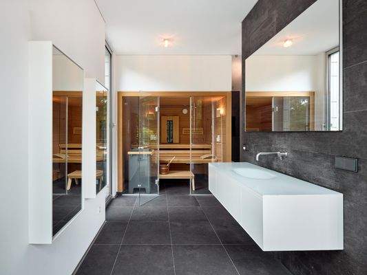 Das Master-Bad im Staffelgeschoss präsentiert sich mit allem Komfort wie der integrierten Sauna
