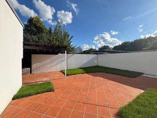 Garten mit großer, teilüberdachter Terrasse