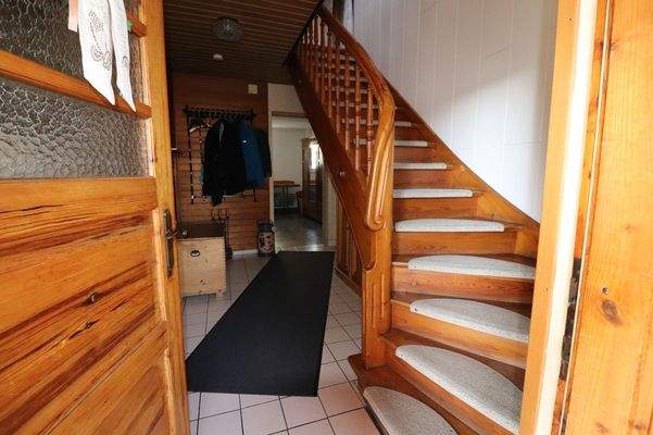 Hauseingang u. Treppe z. DG