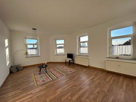 Helles Wohnzimmer mit Teppich