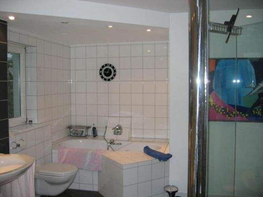 Das Bad mit übergroßer Whirlpoolwanne