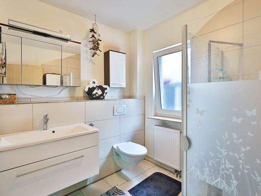 Tageslichtbad mit Dusche im Erdgeschoss