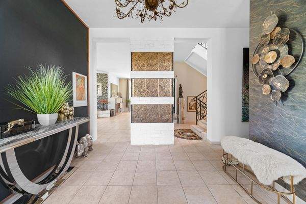 Großer und offengehaltener Entrée