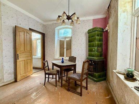 Esszimmer mit Kachelofen