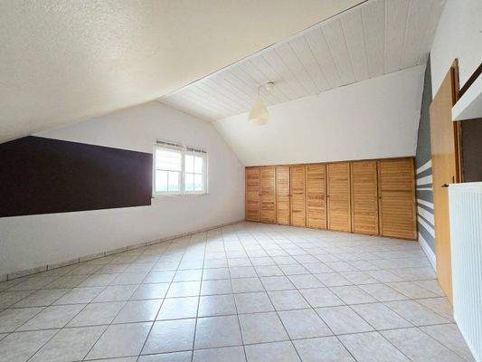 Zimmer links mit EInbauwschränken DG