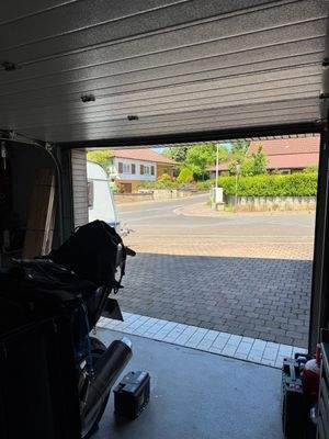 Doppelgarage mit elektrischen Torantrieb