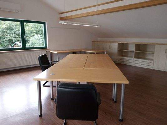 Helles Dachbüro mit Schränken