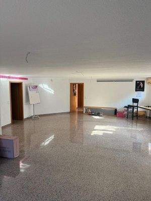 großer Raum im Untergeschoss 