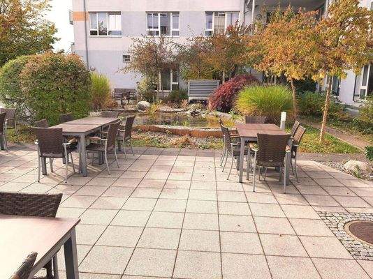 Schöner Außenbereich mit Teich