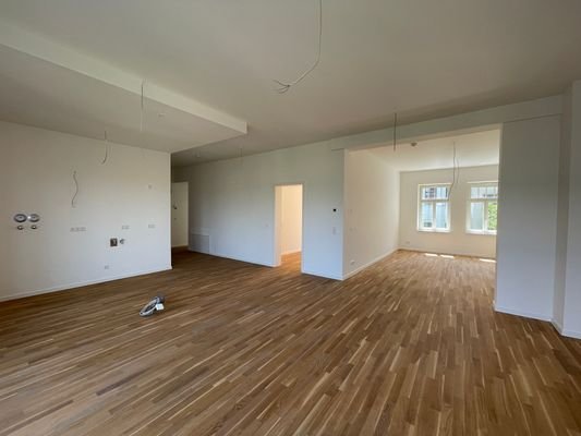 großer Eßbereich mit separatem Wohnzimmer.JPG