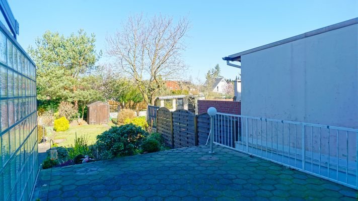 Blick von der Terrasse in den Garten