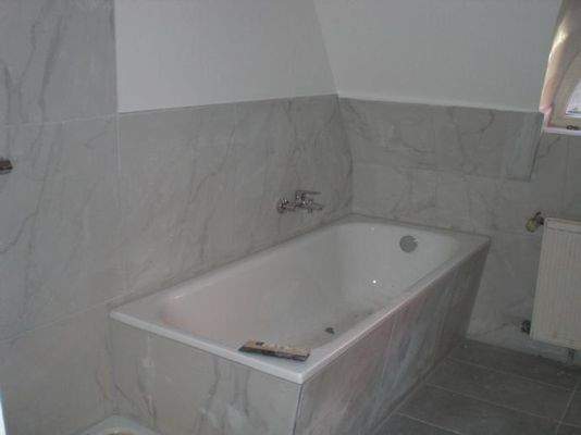 Neues Bad mit Wanne und Dusche 