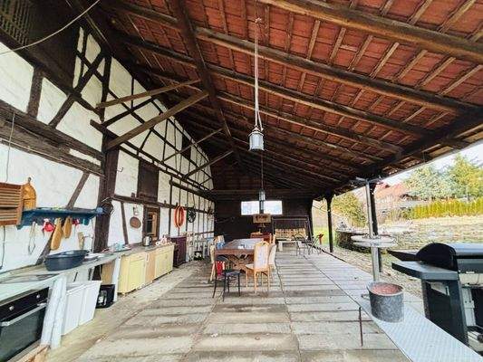 Überdachte Sitzfläche mit Outdoorküche