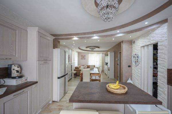 Küchenbereich mit Blick in den Wohnbereich