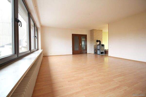 Wohnzimmer mit Kamin und großer Doppeltür