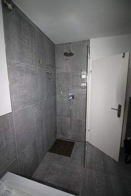Auch eine Dusche im Bad d. Einliegerwhg..JPG