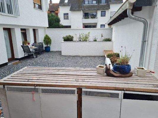 Innenhof und Hochbeete