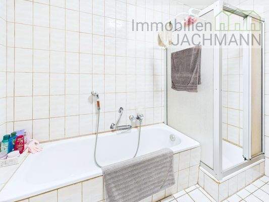 Bad mit Badewanne & Dusche OG.