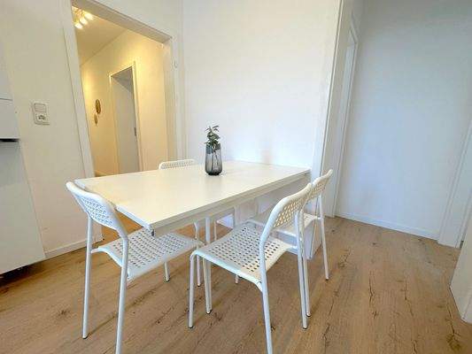 Helles Esszimmer mit Tisch