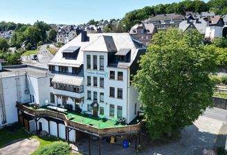 Rückseite mit Terrasse