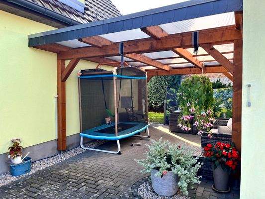 gemütliche überdachte Terrasse