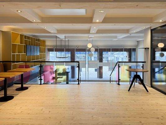 Blick von der Empore nach draußen.jpg