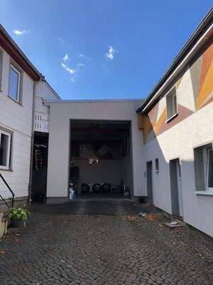 Gewerblich genutzte Fahrzeughalle