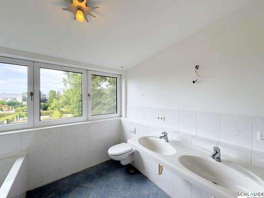 Badezimmer 2. OG mit Dusche und Wanne