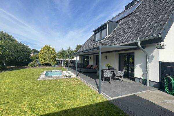 Seitliche-Gartenansicht