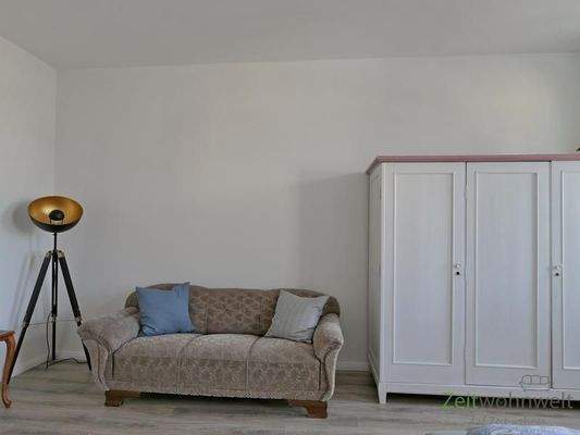 Sofa und Kleiderschrank