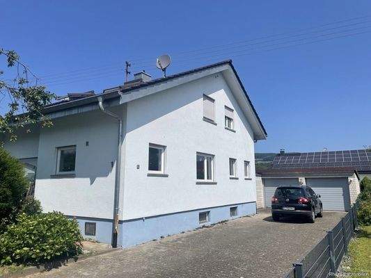 Große Zufahrt mit viel Stellplatz