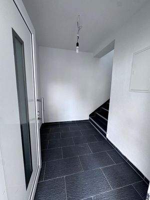 Moderner Flur mit Treppe