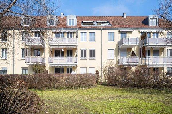 Blick auf das Haus und den Balkon