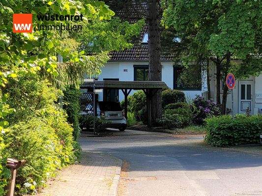 ruhige Einbahnstraße mit Blick auf die schöne Immobilie mit Carport