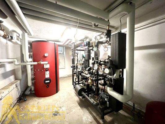 KG: Fernwärmeheizungsanlage mit Pufferspeicher