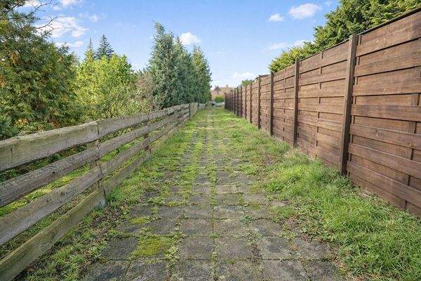 Grundstück Gang zum Tor