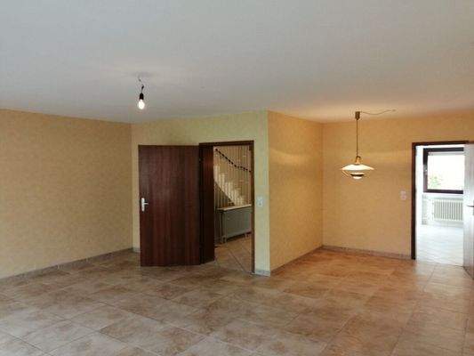 zu Küche und Treppenflur