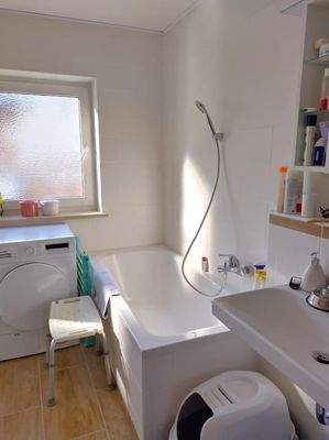 Helles Tageslichtbad mit Wanne