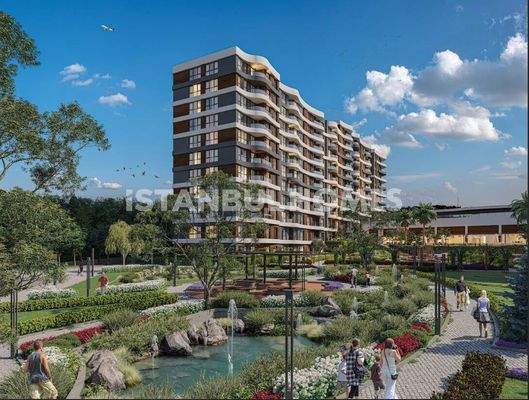 Flats in a Complex with Pool in Istanbul Pendik