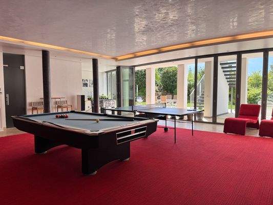 Verborgener Indoorpool mit Wasserfall